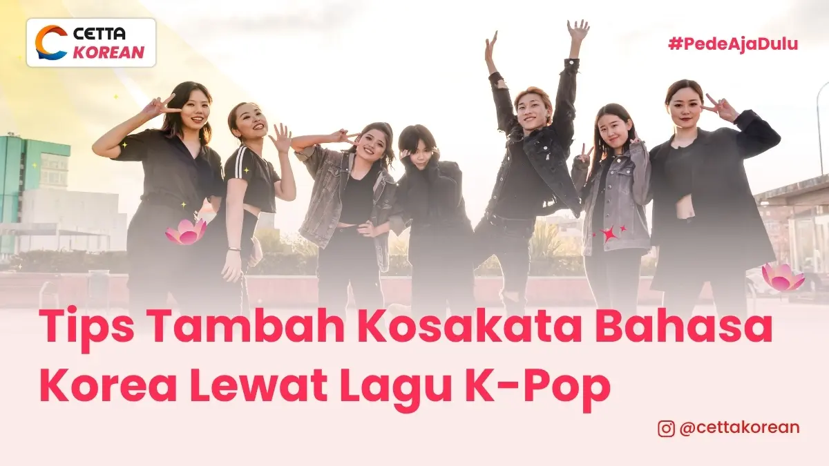 sekolompok anak muda berdiri dan berbaris dengan riang gembira dan ada yang loncat