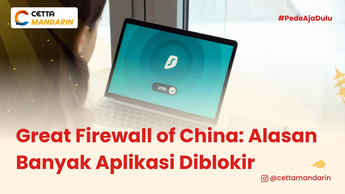 Seorang perempuan sedang membuka laptop, tampak depan layar laptop