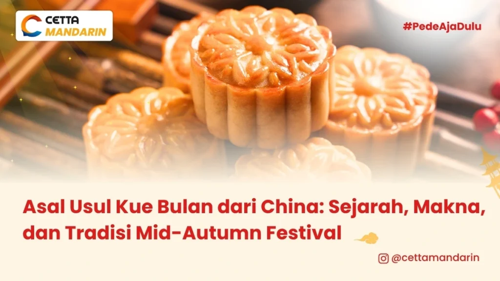 Kue bulan atau mooncake dihidangkan di atas meja