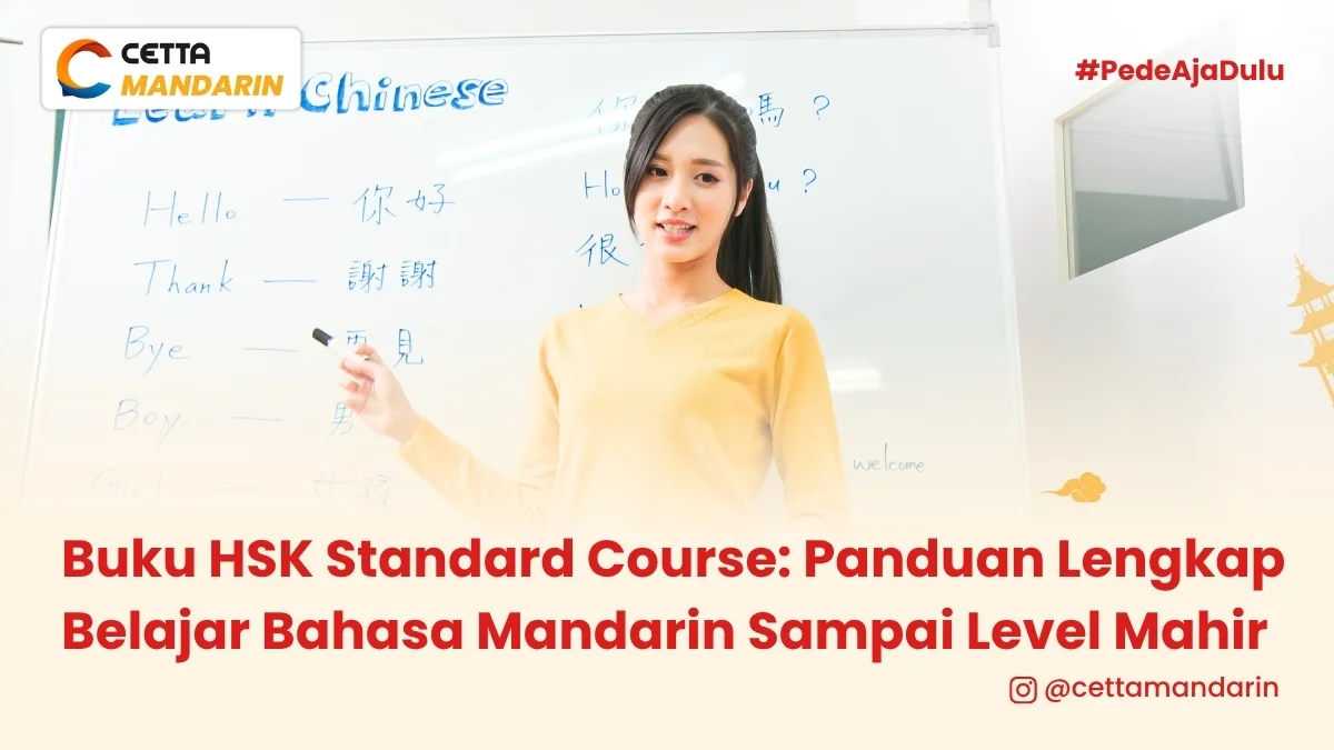 seorang guru mandarin sedang mengajar depan papan tulis di kelas