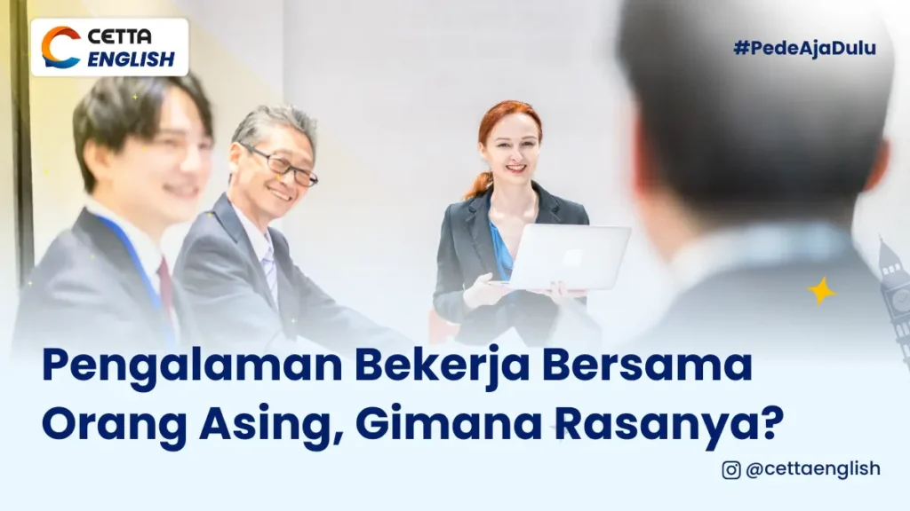 sekumpulan orang, sepertinya karyawan, sedang berkumpul untuk rapat kerja