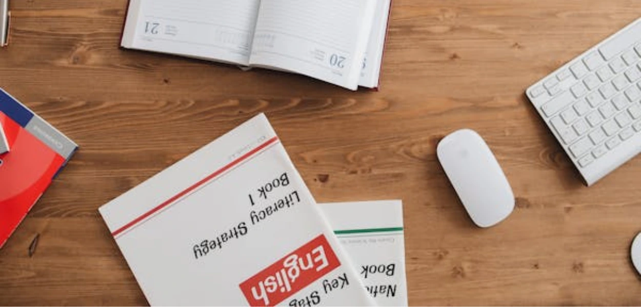 gambar buku textbook English dan mouse