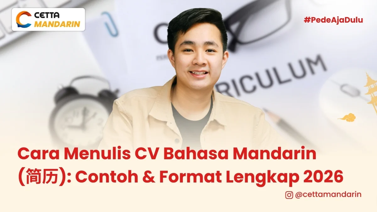 seorang pria pose tersenyum dengan background kertas CV