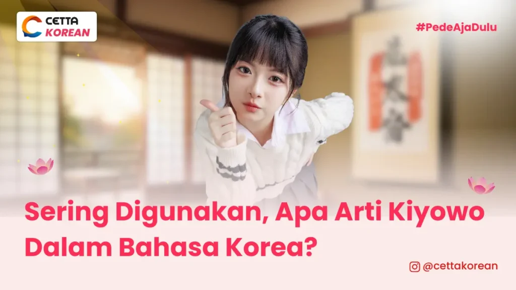 seorang perempuan Asia sedang mencondongkan tubuhnya ke kamera sambil berpose jempol