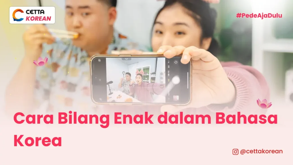 seorang wanita dan seorang lelaki terlihat sedang makan bersama, wanita tersebut memegang kamera dengan pose foto bersama