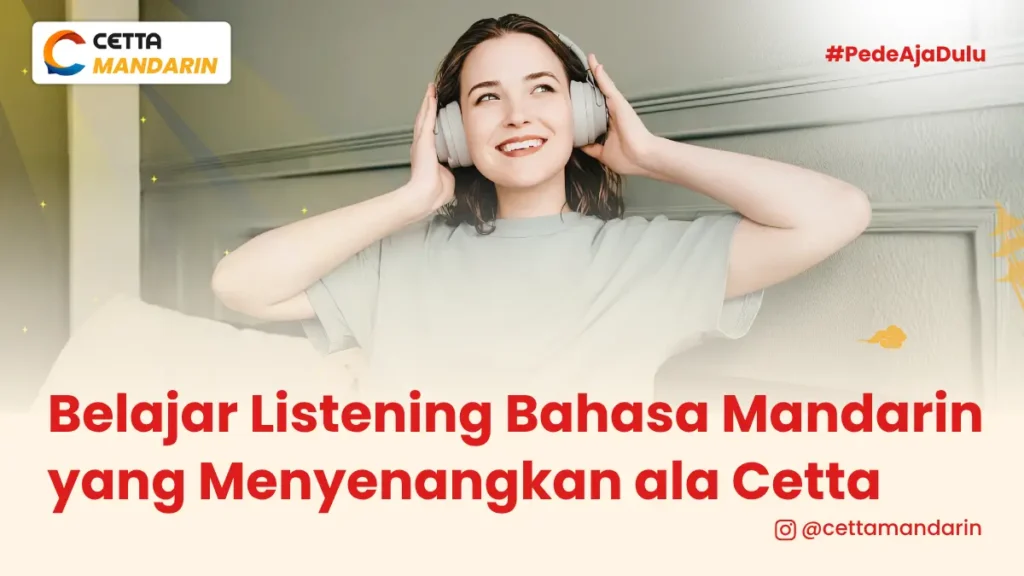 seorang perempuan sedang memegang headphone