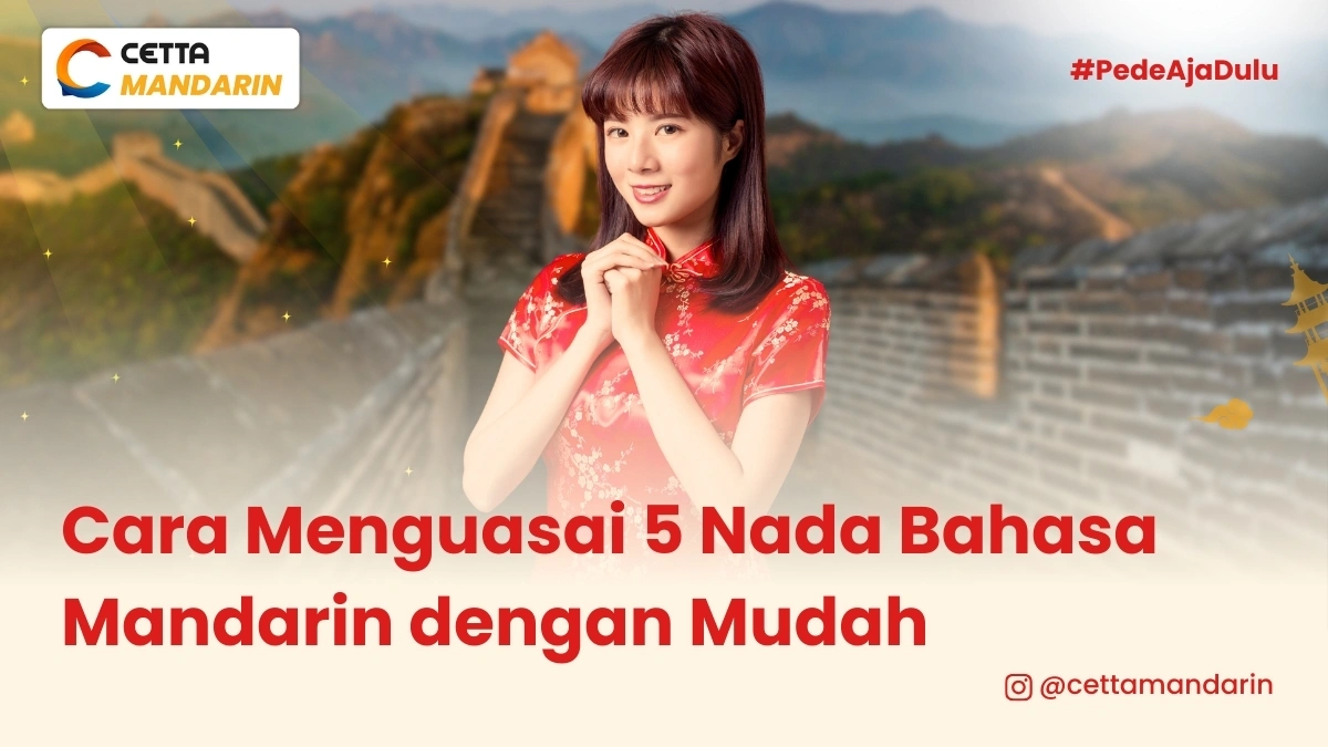 seorang wanita menggunakan pakaian khas tiongkok berpose depan kamera