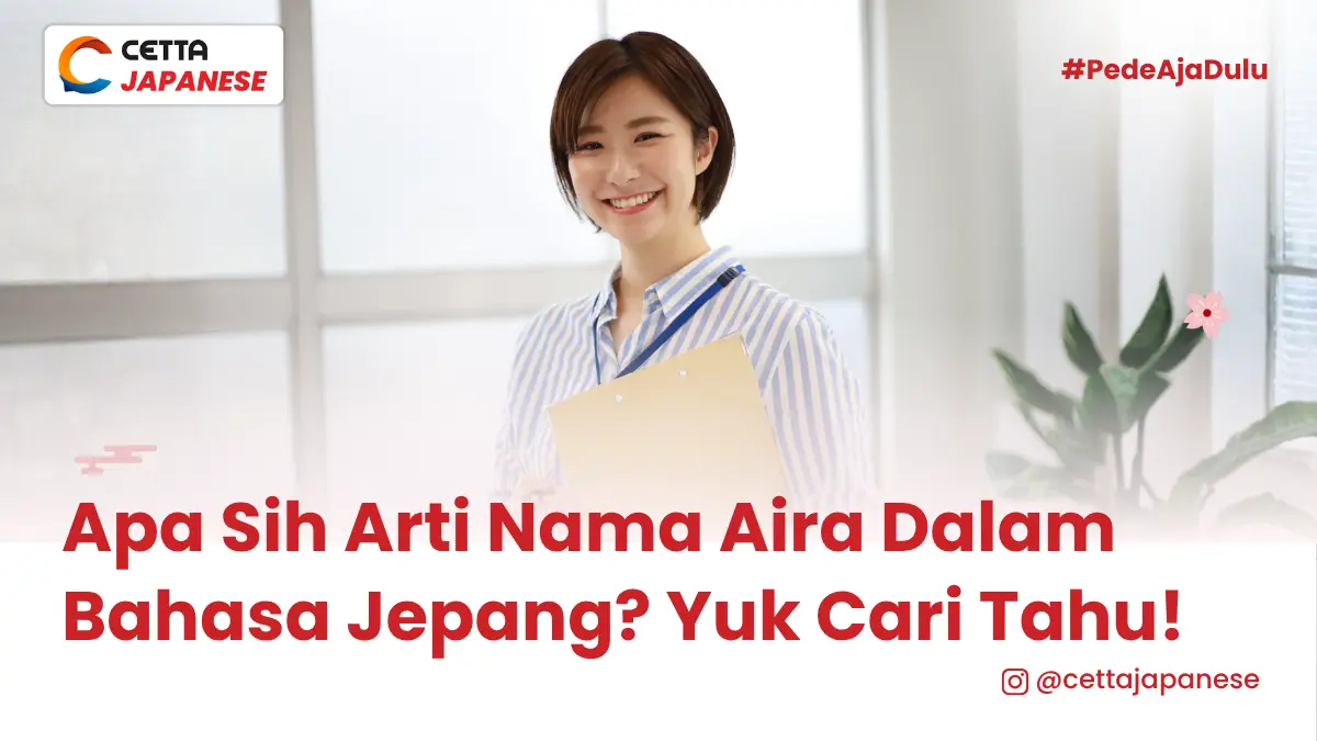 perempuan Asia Timur sedang memegang dokumen dan tersenyum