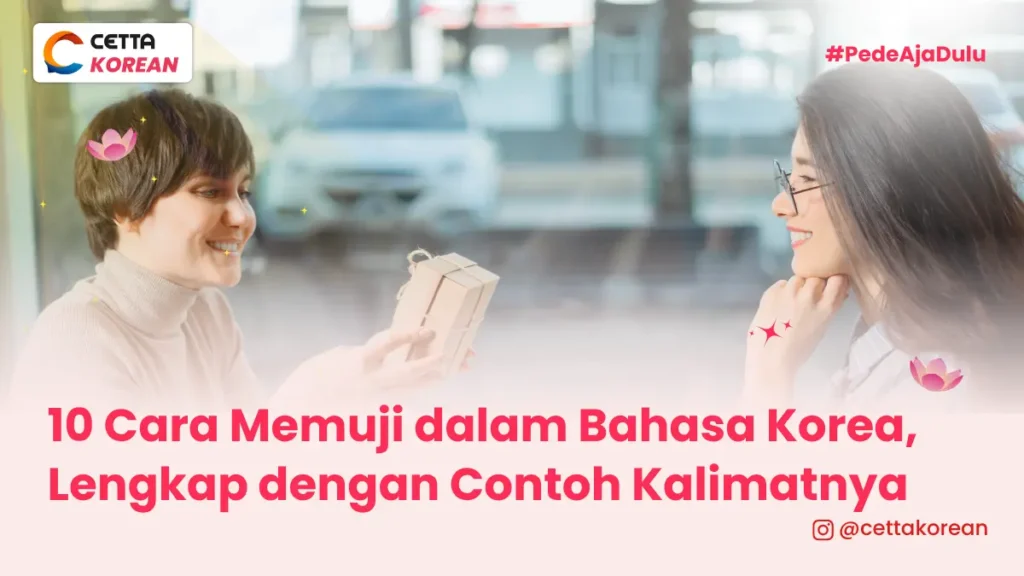 dua orang perempuan sedang mengobrol bersama dengan wajah tersenyum