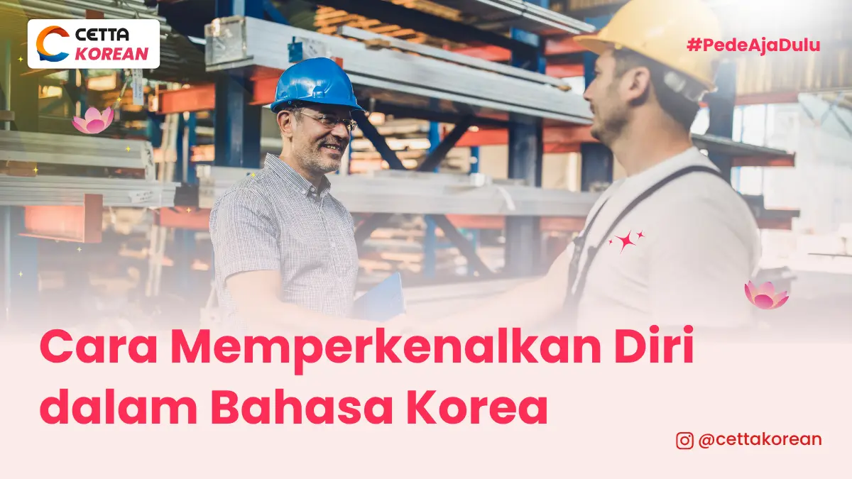 sua orang lelaki mengenakan topi proyek berlatarkan tempat kerja sedang bersalaman dengan wajah tersenyum