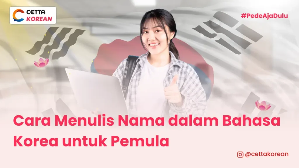 seorang perempuan sedang memegang laptop dan sedang membawa tas di punggungnya dengan wajah tersenyum