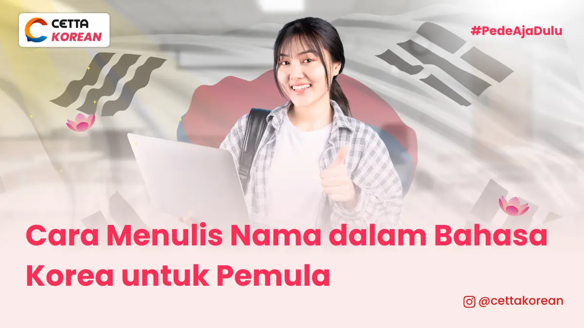 seorang perempuan sedang memegang laptop dan sedang membawa tas di punggungnya dengan wajah tersenyum