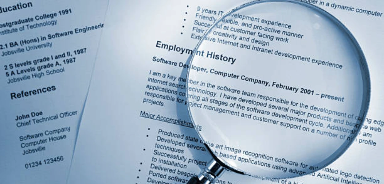 gambar kaca pembesar diatas selembar CV