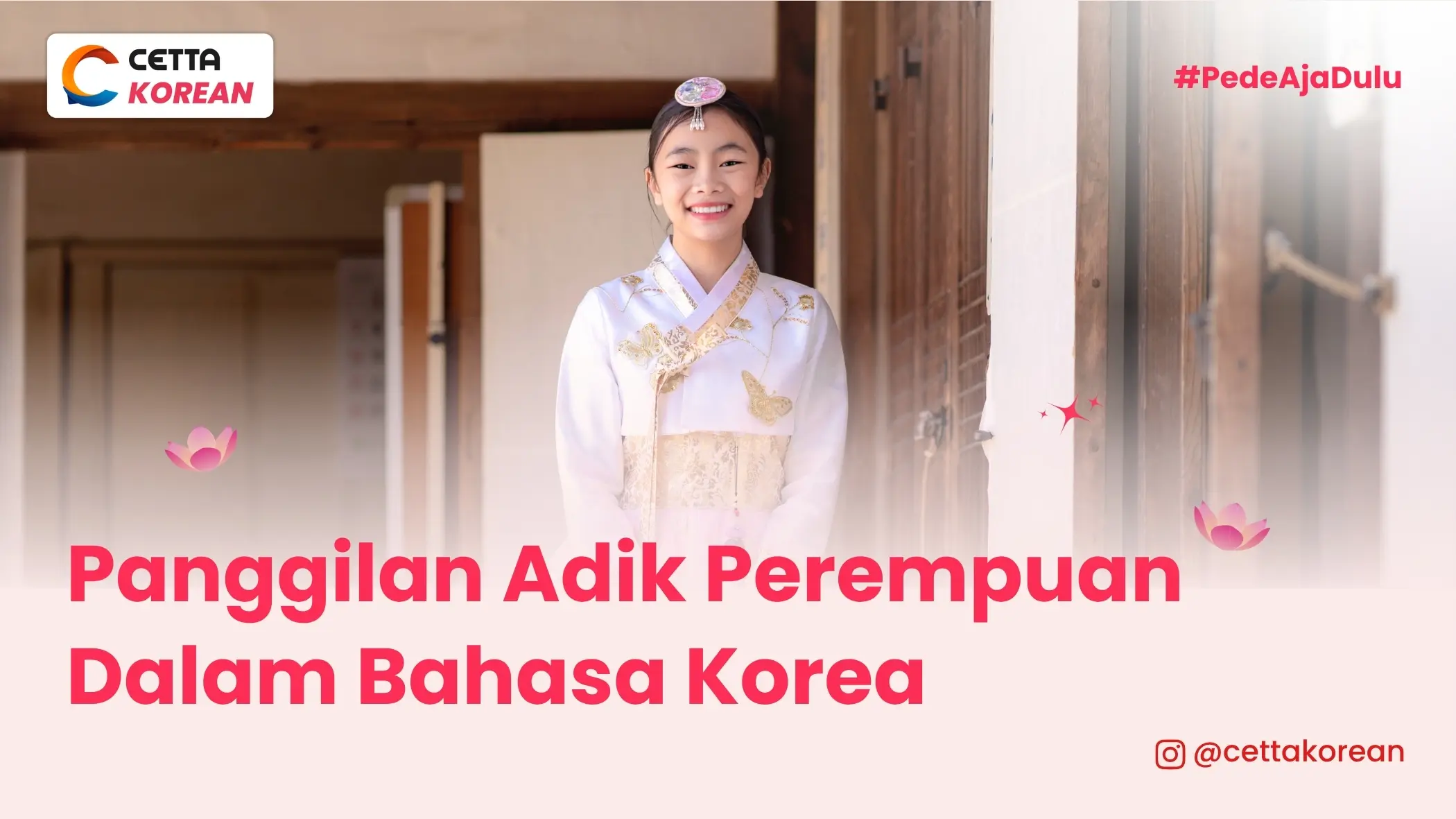 anak perempuan sedang berdiri memakai hanbok di rumah tradisional korea