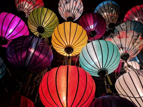 gambar lampion chinese berwarna warni yang tertata dan sedang menyala