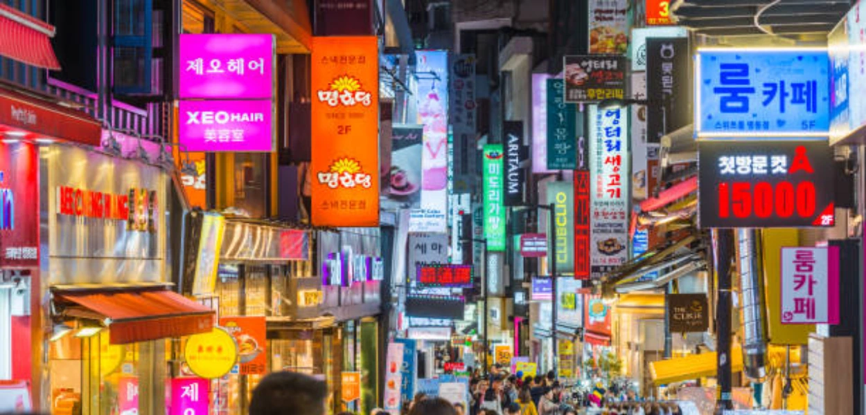 Gambar suasana kota Seoul di malam hari yang mencerminkan kehidupan gaul