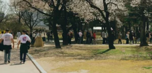 Gambar halaman sekolah di Korea dengan banyak kerumunan