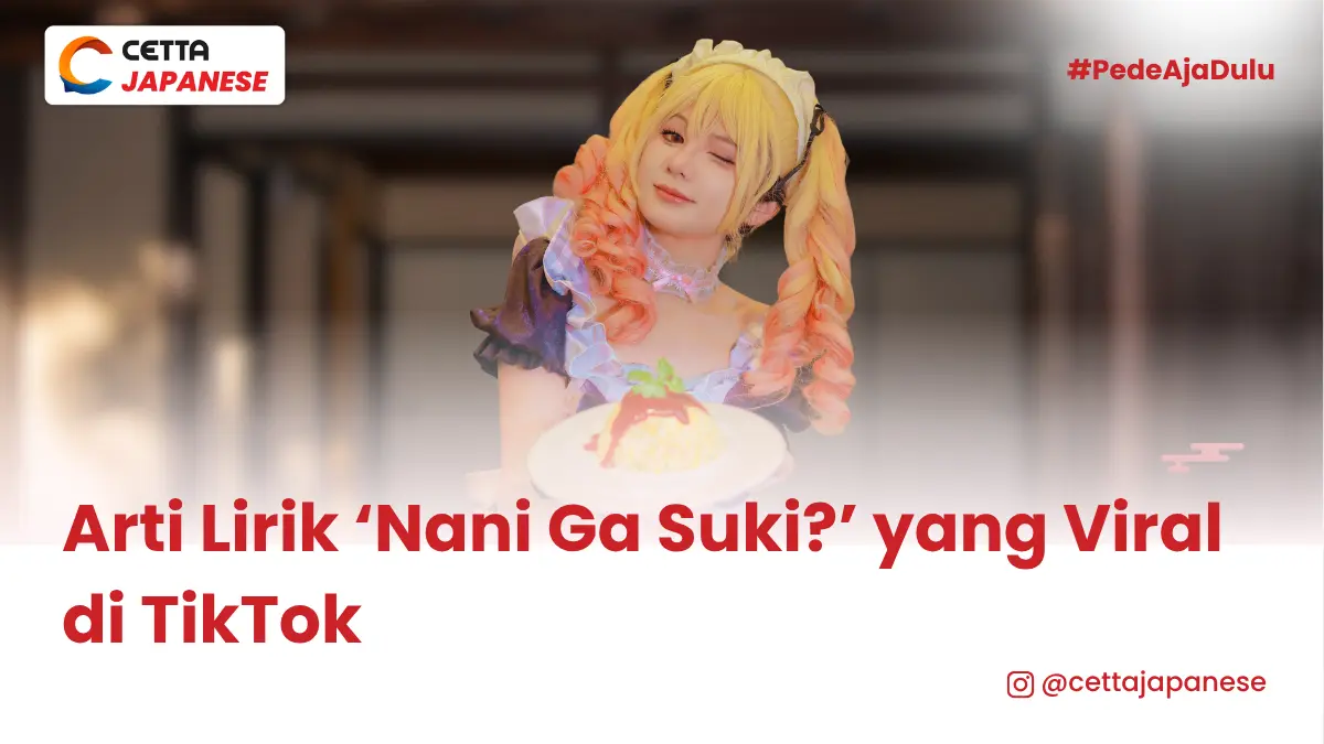 seorang perempuan sedang mengenakan pakaian dan riasan cosplay