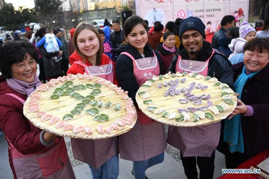 turis dan warga asing membuat Tangyuan pada Festival Dongzhi