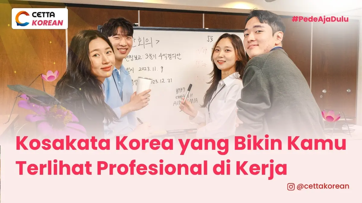 karyawan sedang berdiskusi di depan papan tulis