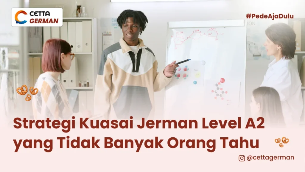 sekumpulan anak muda terlihat sedang berdiskusi menggunakan papan tulis