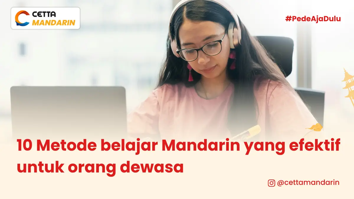 seorang wanita yang sedang fokus menghadap ke laptop menggunakan headphone di kepalanya
