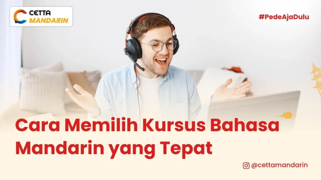 seorang pria mengajar online kelas bahasa mandarin