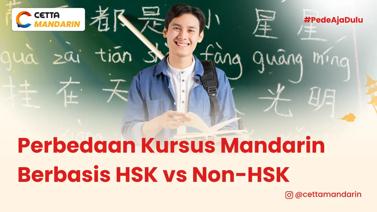 seorang lelaki sedang berdiri dan tersenyum sambil memegang buku dan menggendong sebuah tas hitam di punggungnya