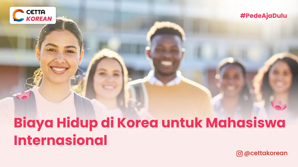 sekelompok mahasiswa sedang berkumpul dan melihat ke arah kamera