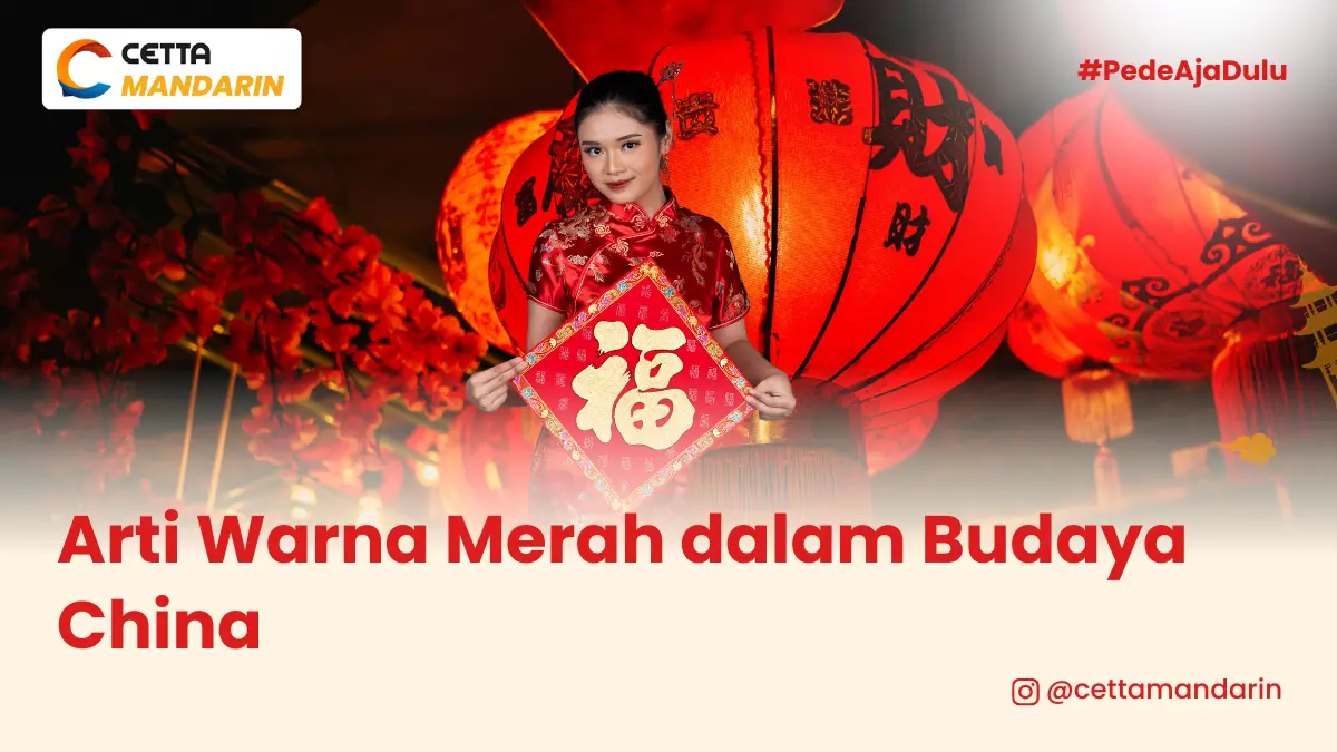 seorang wanita berbusana tradisional Tionghoa