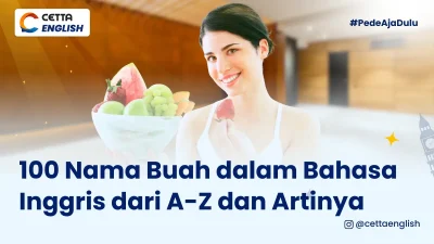 seorang wanita sedang memegang buah di tangannya dengan wajah tersenyum