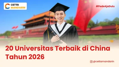 seorang lelaki memakai pakaian wisuda lengkap dengan latar lokasi di China