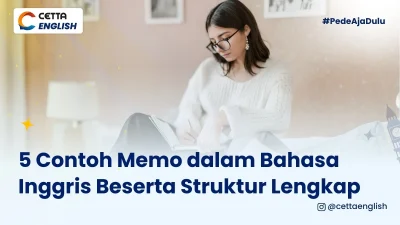 Seorang wanita sedang menulis memo di buku memo