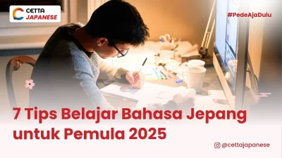 Seorang pemuda sedang belajar bahasa Jepang di rumah menggunakan 7 tips dari Cetta