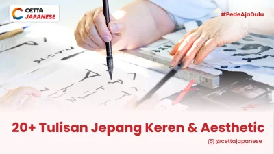 Seseorang sedang menulis dengan Bahasa Jepang di atas kertas menggunakan kuas