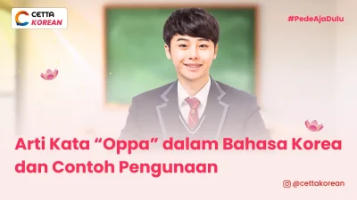 Seorang pria Korea muda sedang mengenakan seragam berdiri di depan kelas