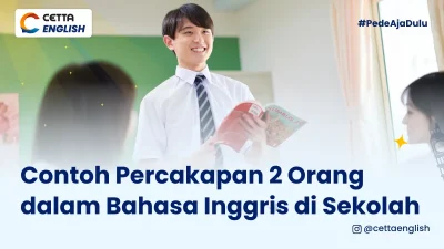 seorang murid sedang berdiri di depan kelas sambil memegang buku