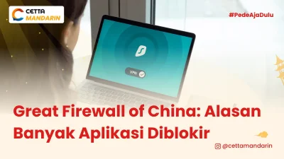 Seorang perempuan sedang membuka laptop, tampak depan layar laptop