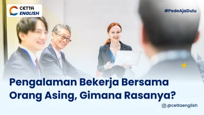 sekumpulan orang, sepertinya karyawan, sedang berkumpul untuk rapat kerja