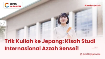Seorang mahasiswi terlihat sedang mengenakan tas coklat baju putih dan tersenyum