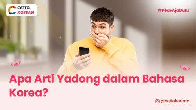 seorang lelaki menutup mulut terlihat kaget sambil melihat gawai di tangannya