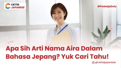 perempuan Asia Timur sedang memegang dokumen dan tersenyum