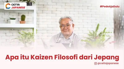 seorang kakek Asia sedang membaca sebuah koran menggunakan kacamata