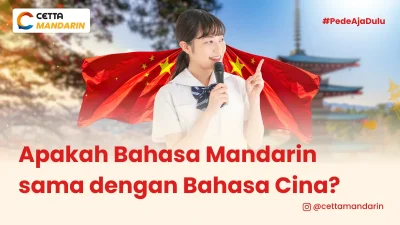 seorang wanita sedang memegang microfon dan seperti menunjuk sesuatu dengan wajah tersenyum dan terdapat dua bendera Republik Rakyat Tiongkok di belakangnya