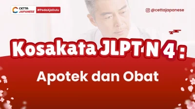 Apoteker yang sedang melihat resep obat