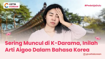 seorang wanita Asia sedang memegang kepala seperti sakit kepala