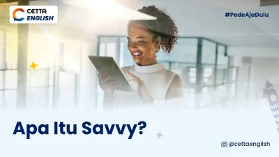 seorang wanita sedang berdiri dan tersenyum sambil memegang tablet