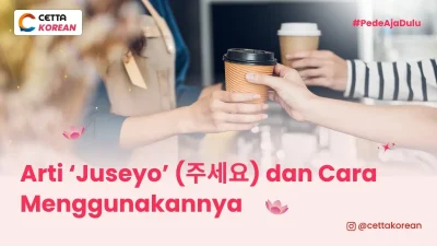 wanita sedang memberikan kopi ke rekan kerjanya