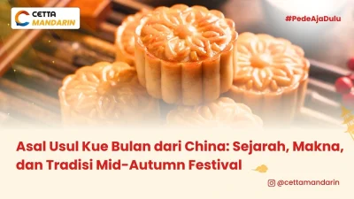 Kue bulan atau mooncake dihidangkan di atas meja