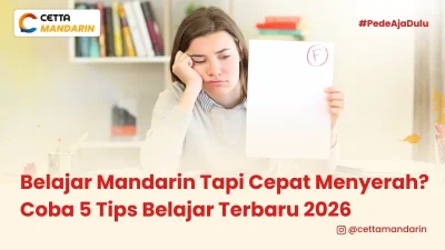 seorang wanita menempelkan pipinya ke telapak tangan karena gagal ujian bahasa mandarin